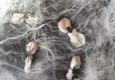 Simple and Spooky Lollipop Table Decoration for Halloween